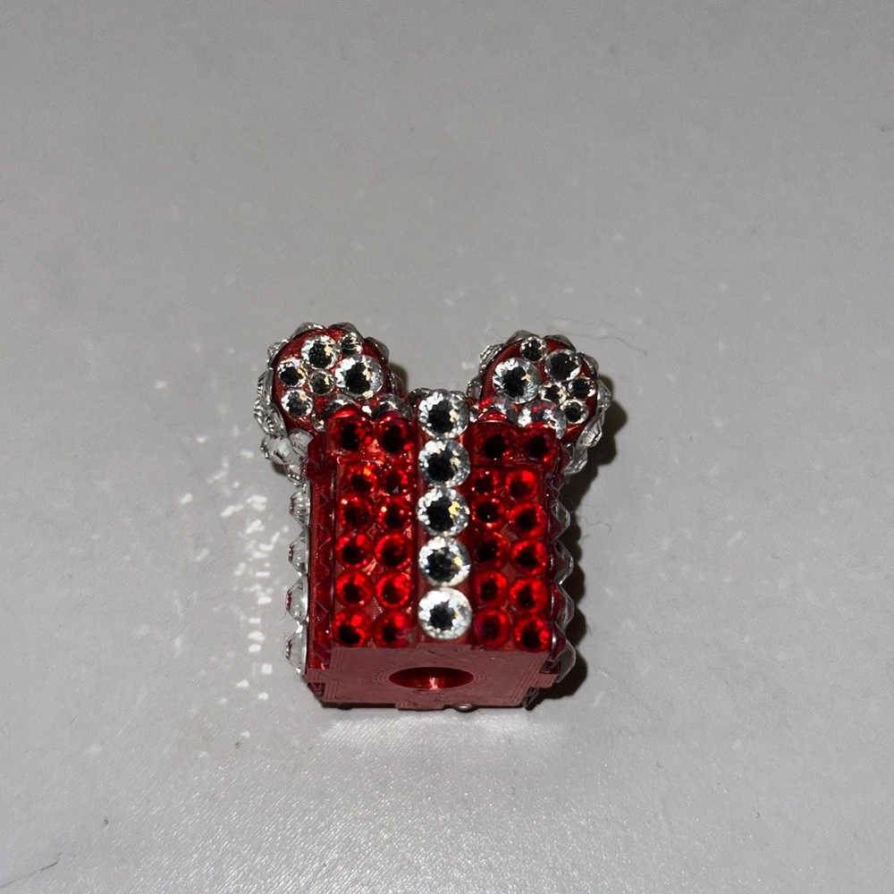 present straw charm.